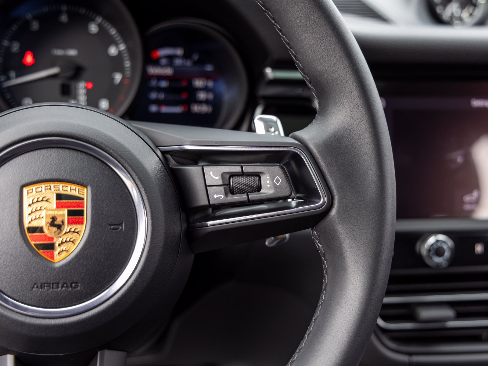 Used 2026 Porsche Macan AWD/4WD image 37