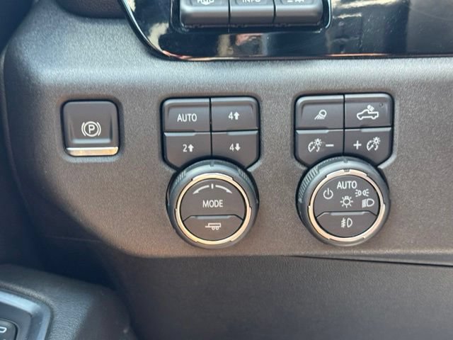 Used 2024 Chevrolet Silverado 1500 High Country w/ Technology Package AWD/4WD image 33