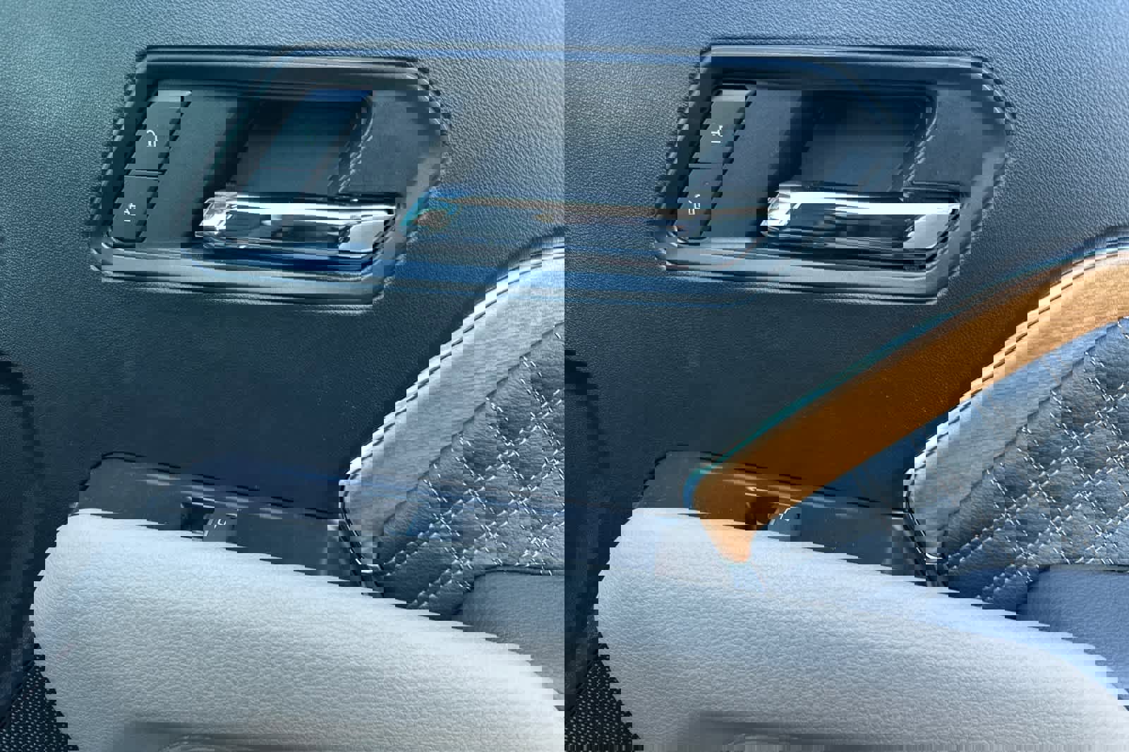 Used 2024 GMC Canyon Denali image 18