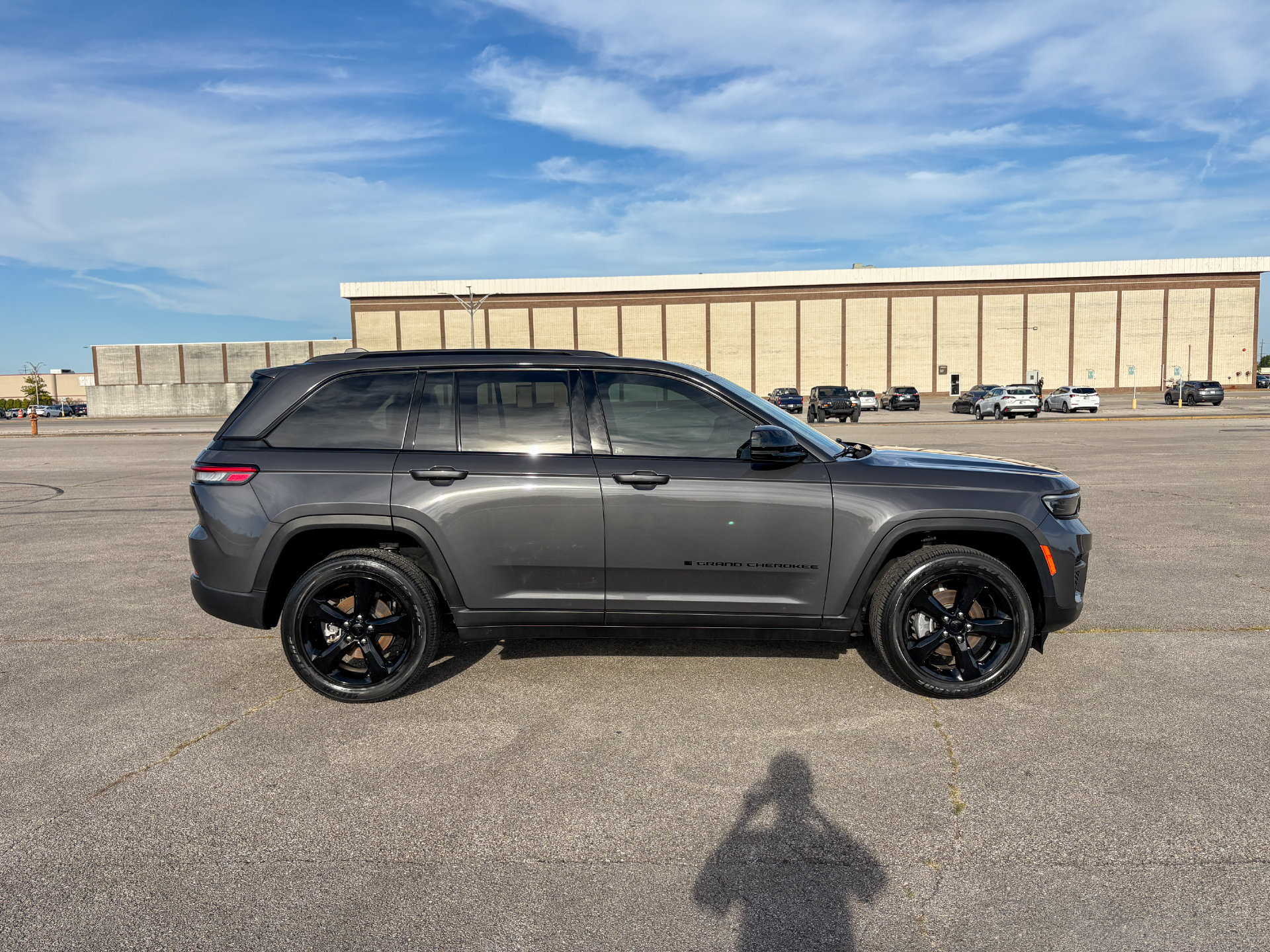 Used 2023 Jeep Grand Cherokee Altitude AWD/4WD image 9