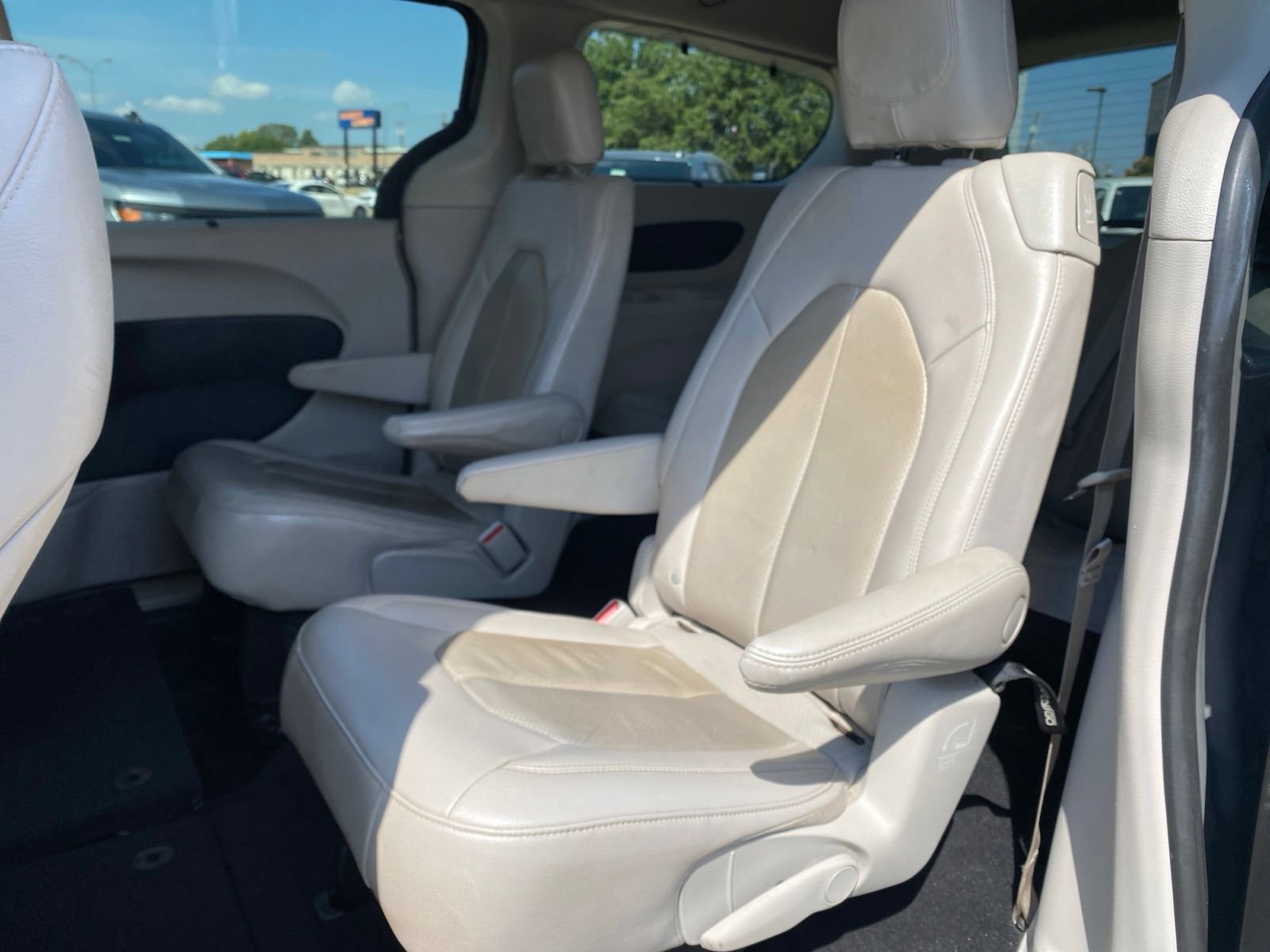 Used 2021 Chrysler Pacifica Touring-L FWD image 5