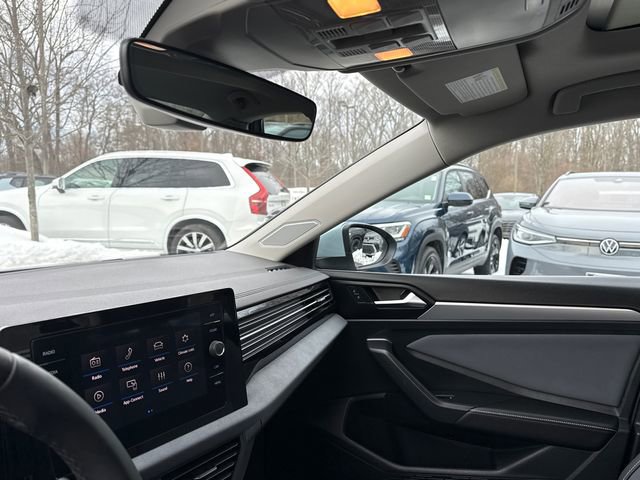 Certified 2025 Volkswagen Jetta SE w/ Sunroof Package image 23