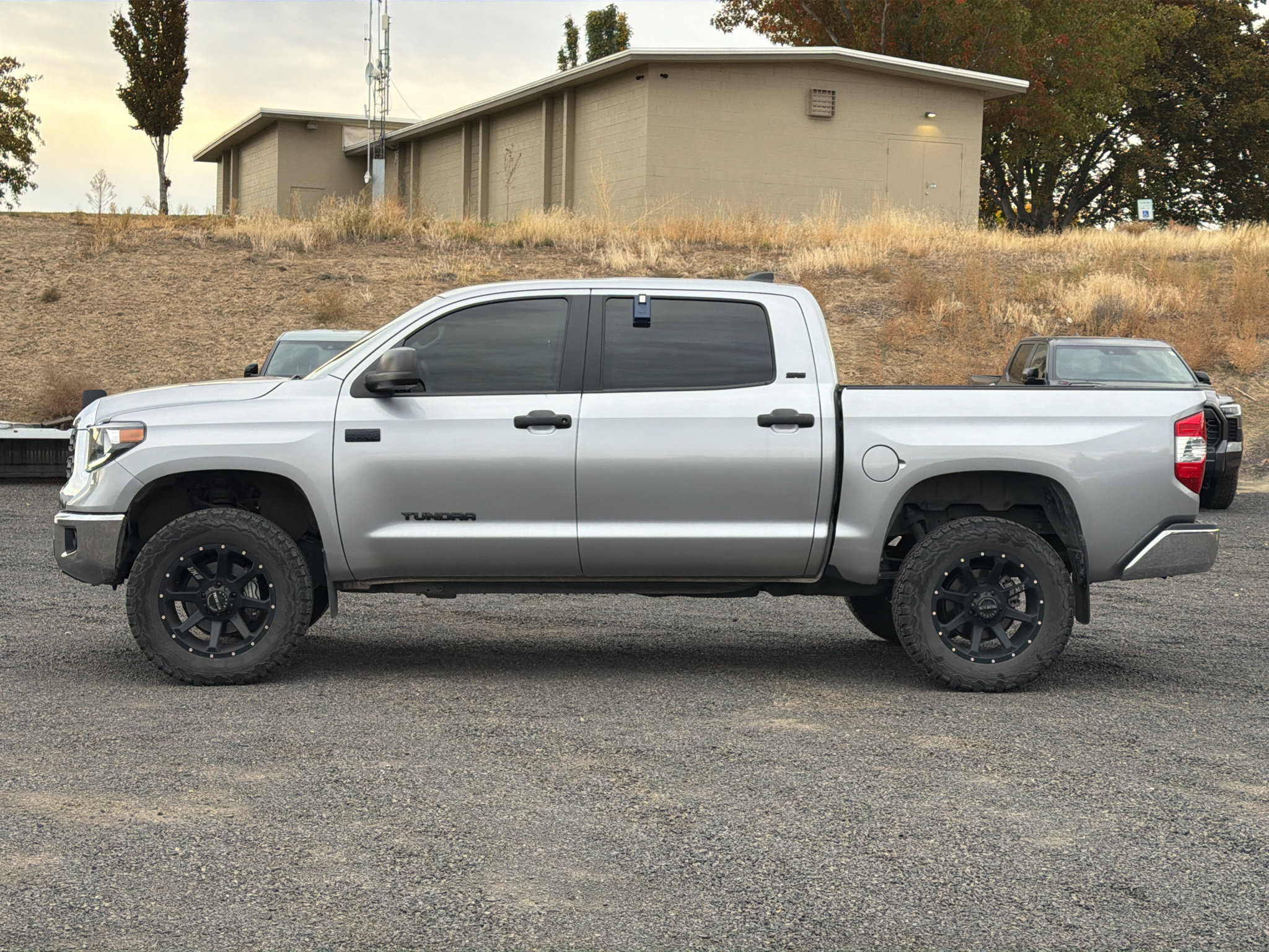 Used 2021 Toyota Tundra SR5 w/ SR5 Upgrade Package AWD/4WD image 4