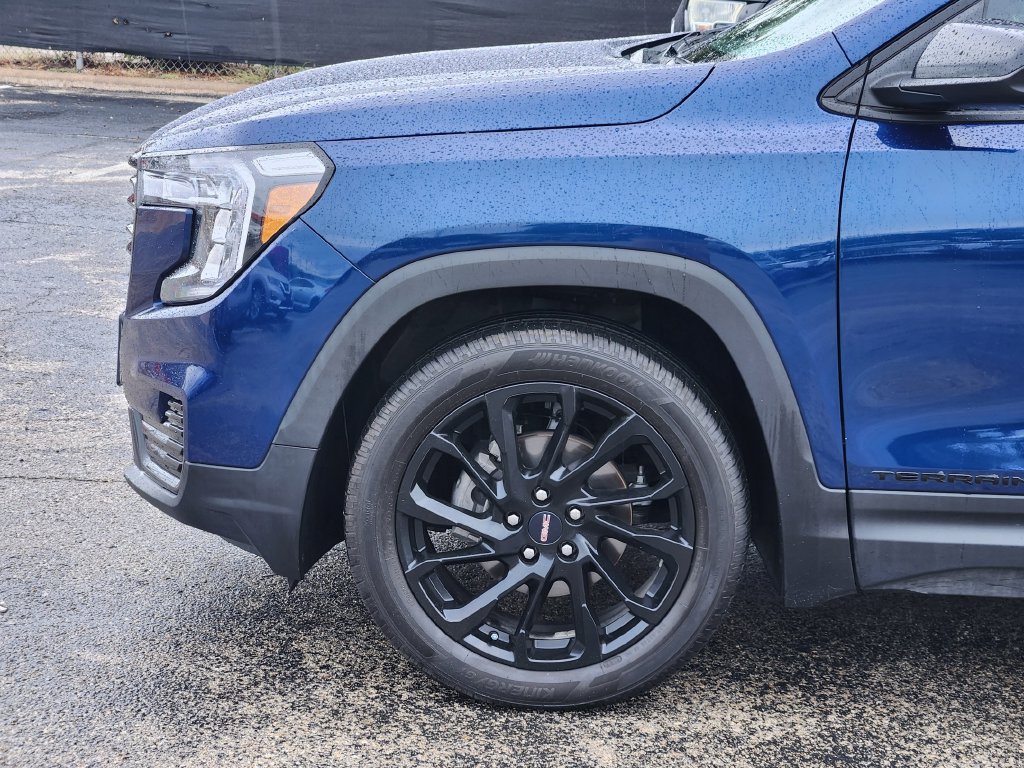 Used 2023 GMC Terrain SLE w/ Driver Convenience Package FWD image 9