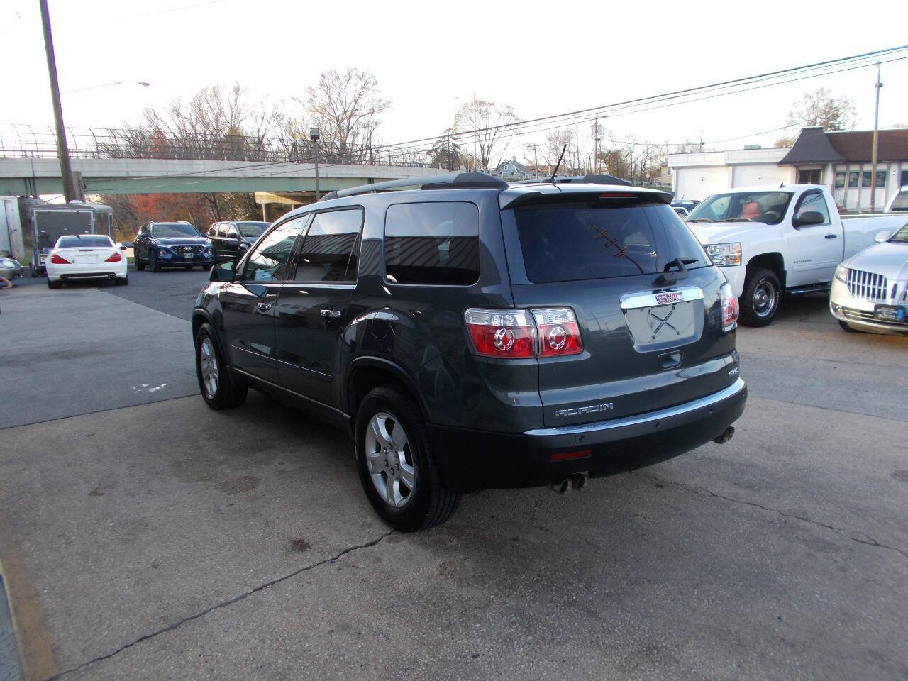 Used 2011 GMC Acadia SLE image 6