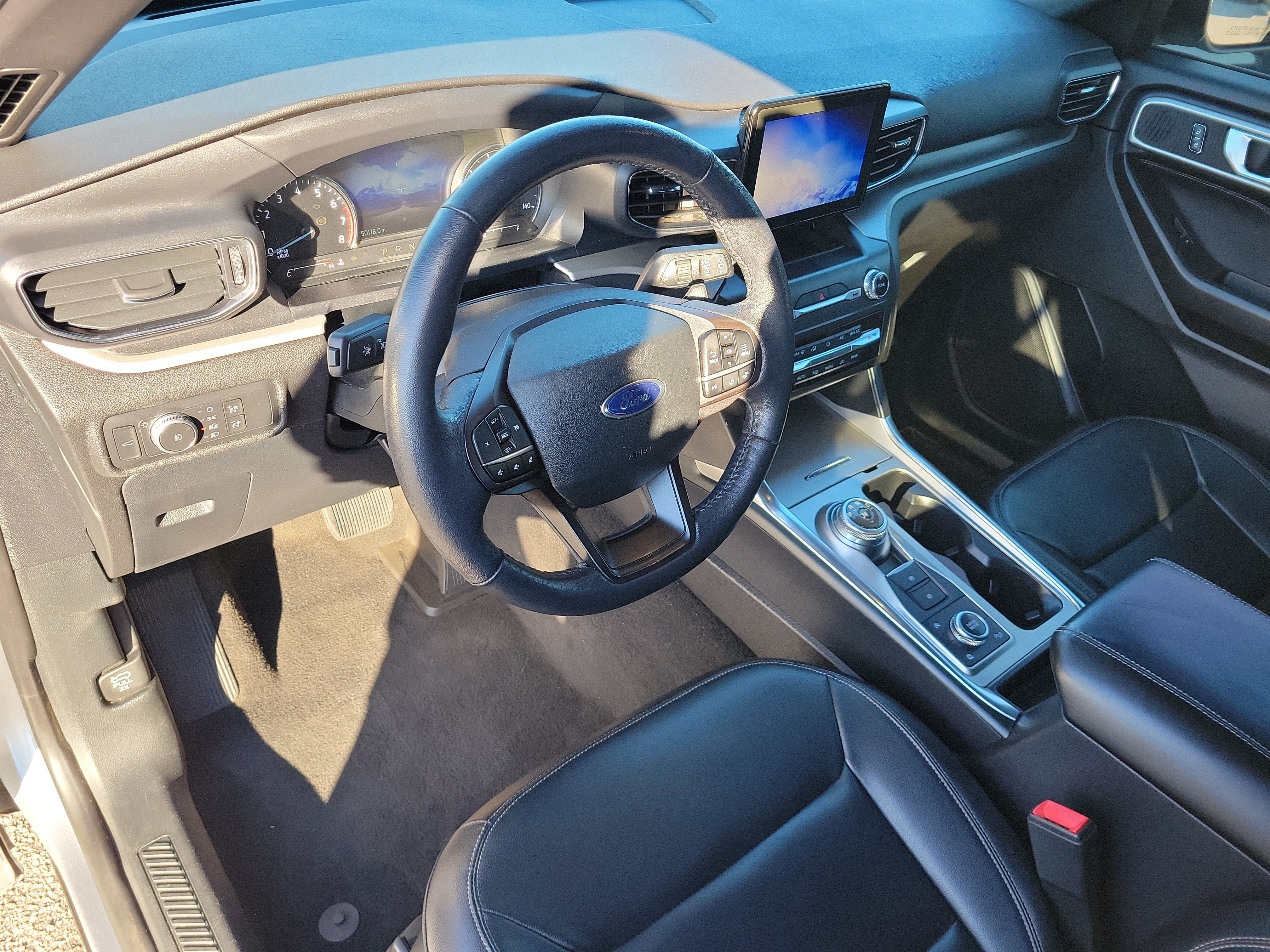 Used 2020 Ford Explorer XLT w/ Equipment Group 202A AWD/4WD image 9