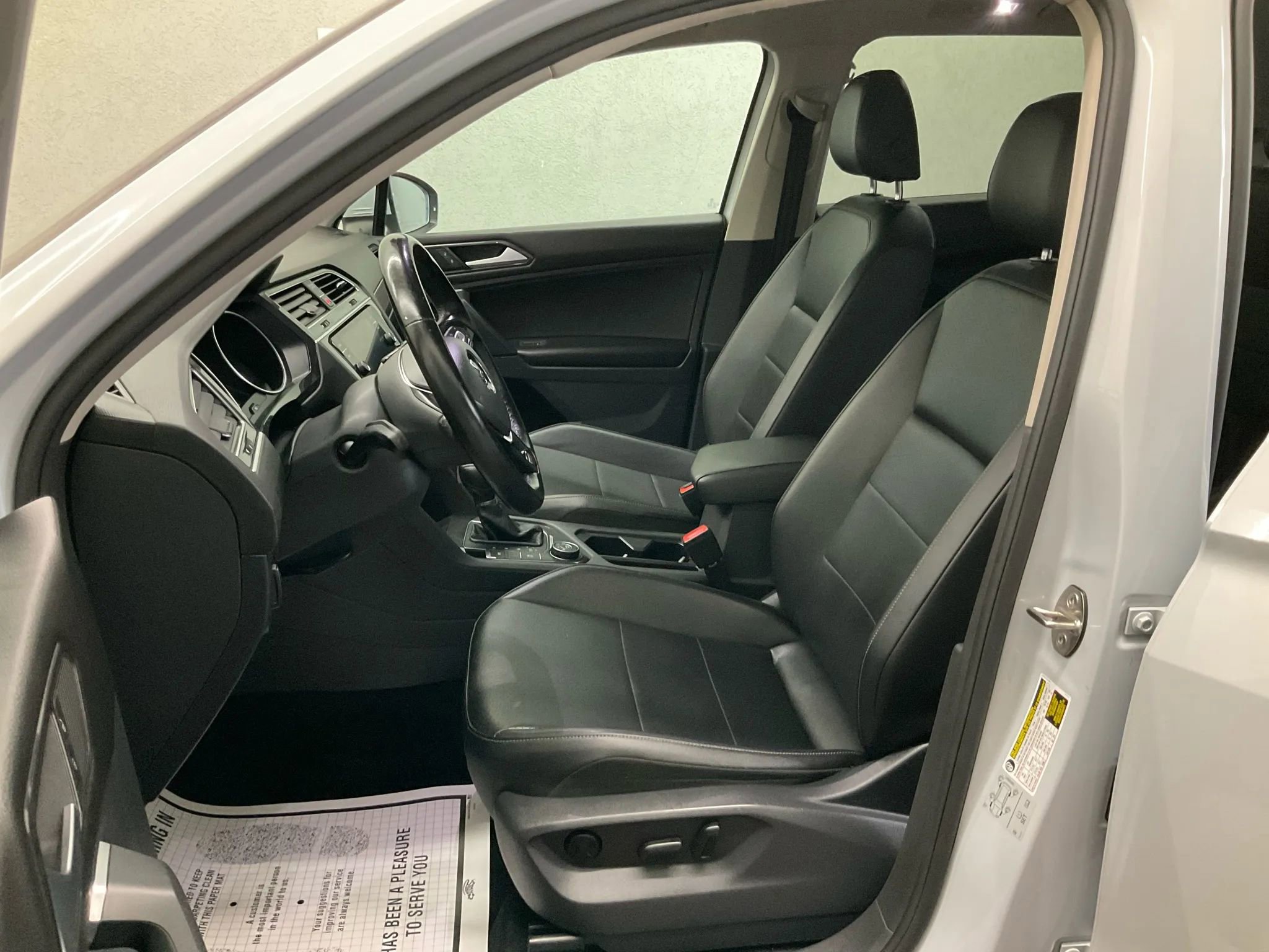 Used 2018 Volkswagen Tiguan SE w/ Panoramic Sunroof Package image 14