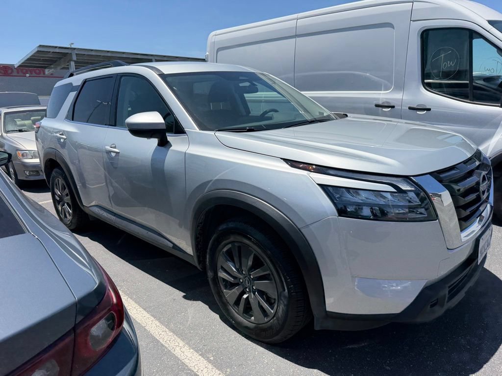 Used 2025 Nissan Pathfinder SV FWD image 2