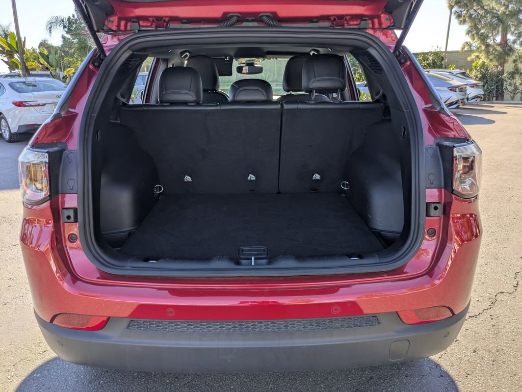Used 2025 Jeep Compass Limited image 31