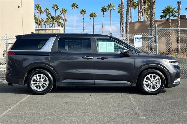 Used 2023 Kia Carnival LX image 3