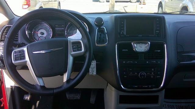 Used 2016 Chrysler Town & Country Touring FWD image 10