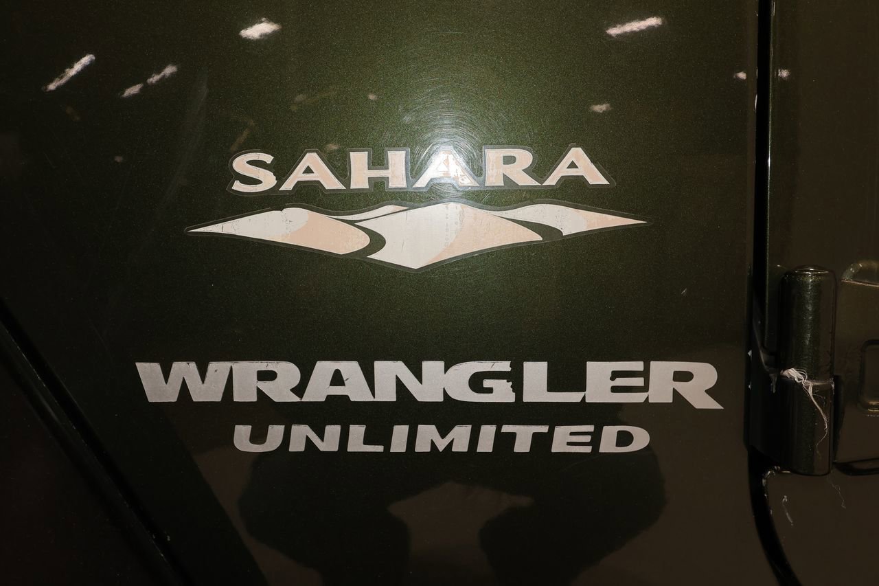 Used 2007 Jeep Wrangler Unlimited Sahara w/ Dual Top Group image 21