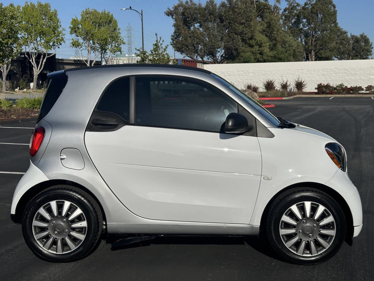 Used 2017 smart fortwo pure RWD image 3