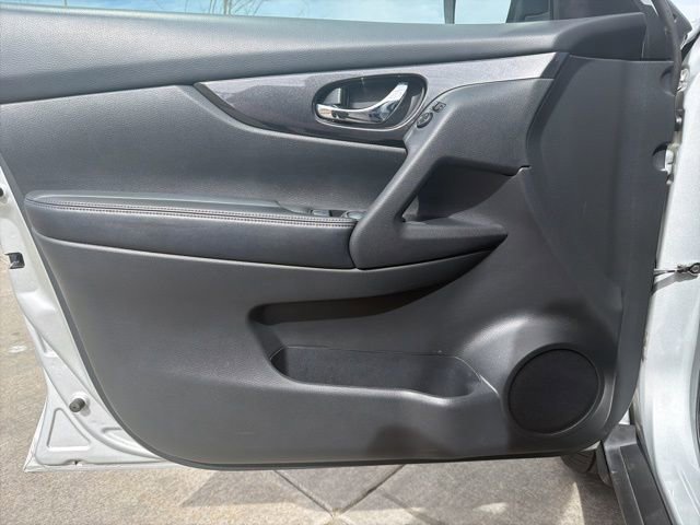 Used 2017 Nissan Rogue SV image 10