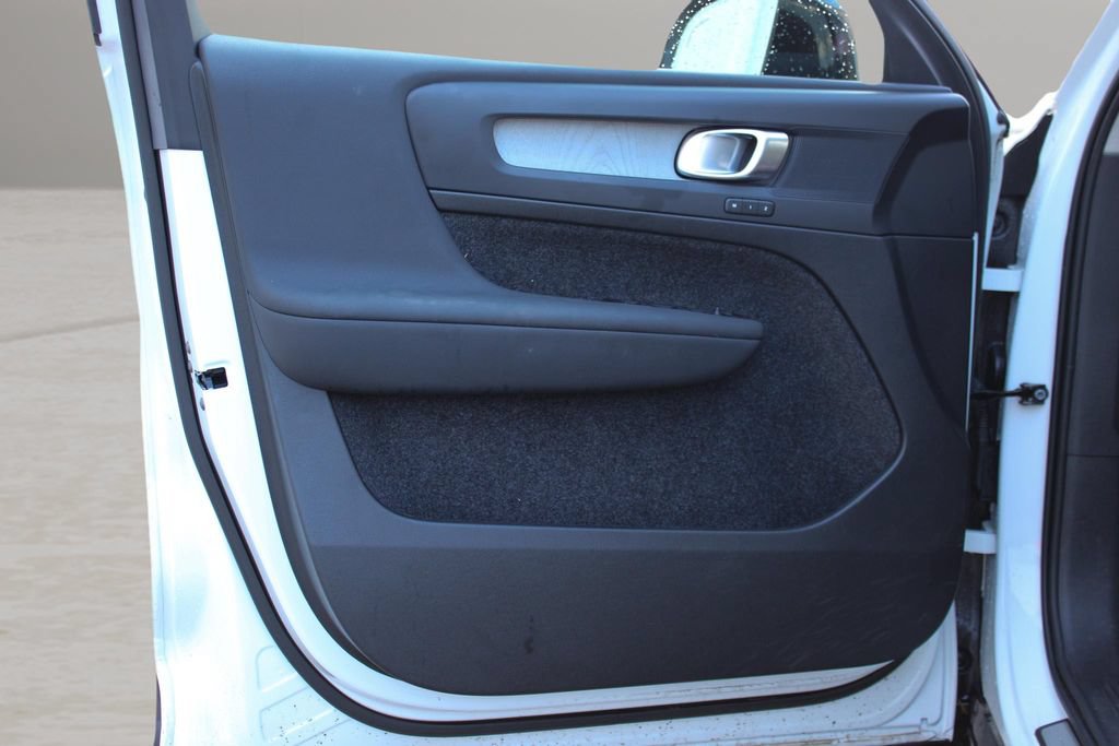 Certified 2025 Volvo XC40 B5 Plus AWD/4WD image 16