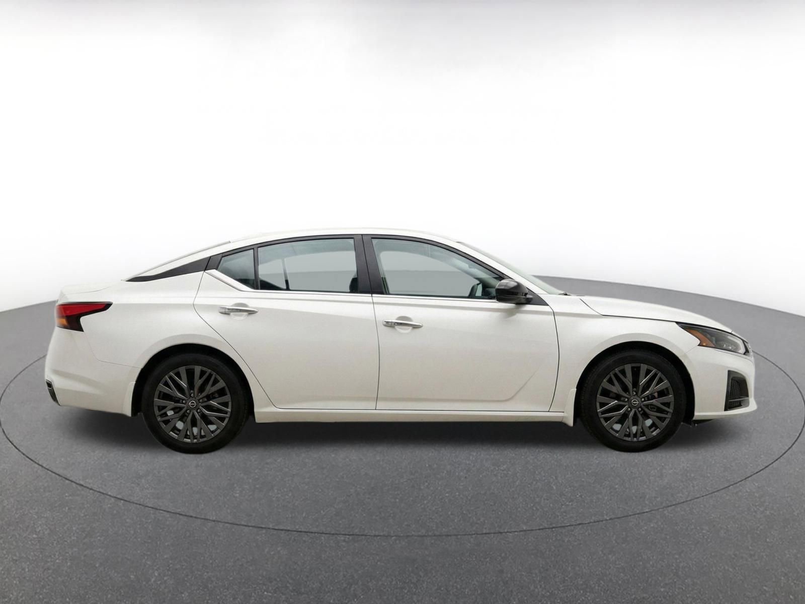 Used 2025 Nissan Altima 2.5 SV FWD image 10
