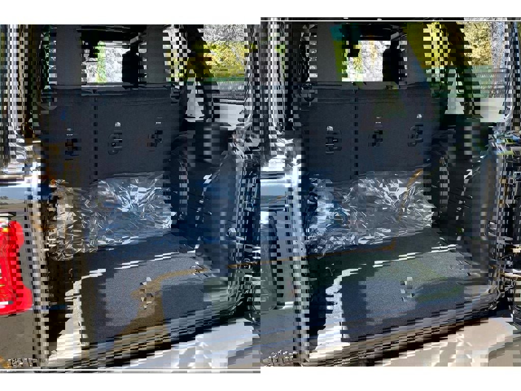 Used 2024 Jeep Wrangler Unlimited Rubicon w/ Technology Group image 10