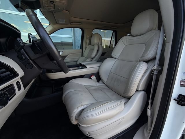Used 2021 Lincoln Navigator L Reserve w/ Luxury Package RWD image 4