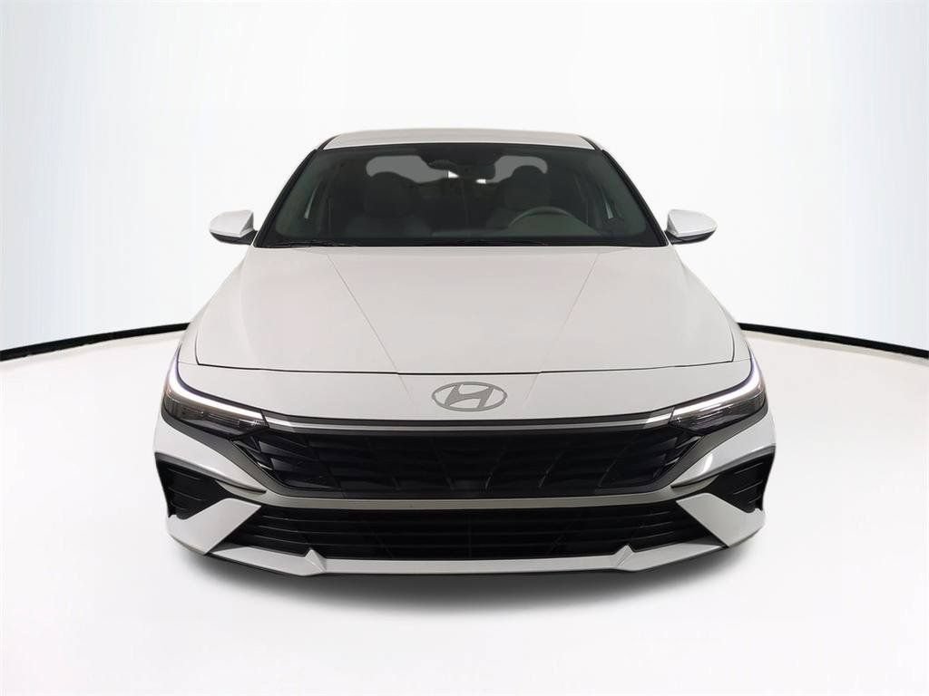 Used 2025 Hyundai Elantra SE FWD image 3