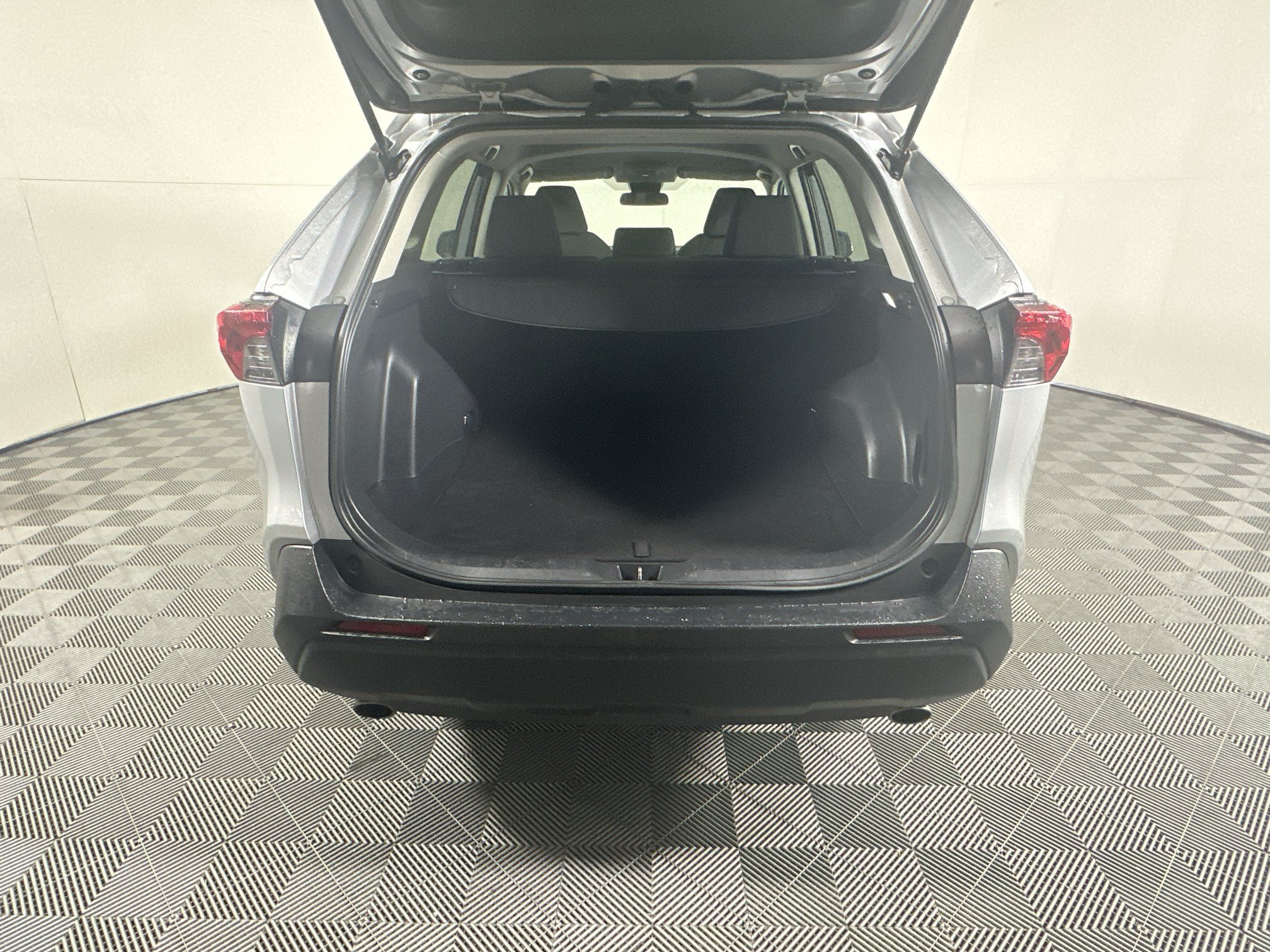Used 2024 Toyota RAV4 XLE FWD image 31