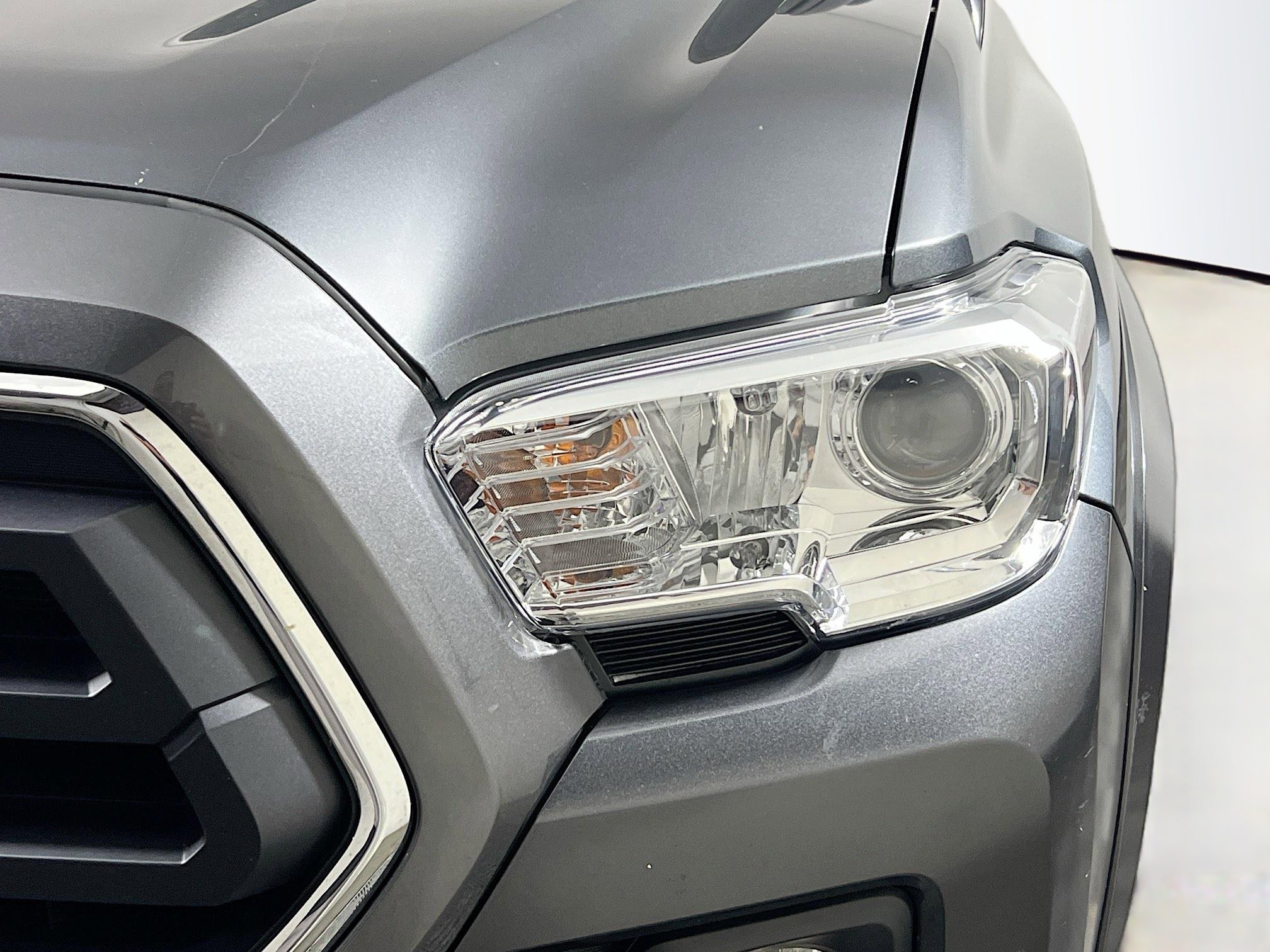 Used 2022 Toyota Tacoma SR5 w/ Technology Package image 11