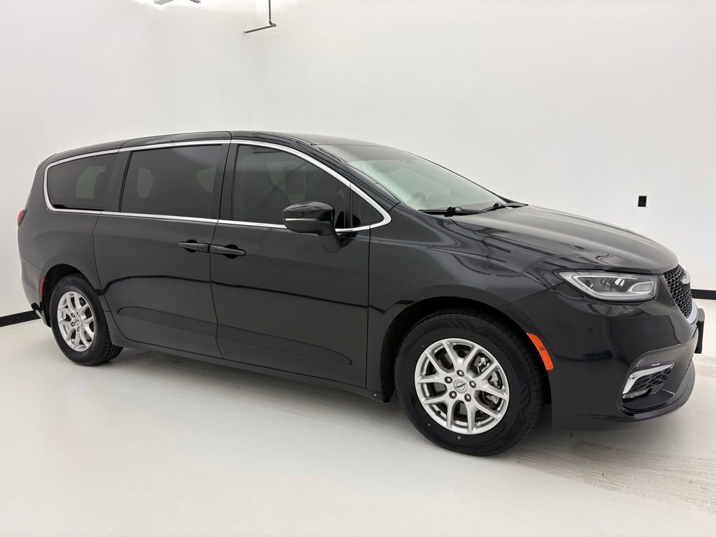 Used 2023 Chrysler Pacifica Touring-L FWD image 1