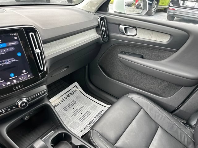 Used 2023 Volvo XC40 B4 Core w/ Convenience Package FWD image 28