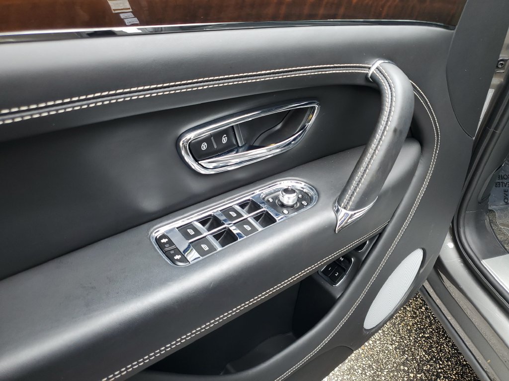 Used 2018 Bentley Bentayga AWD/4WD image 19