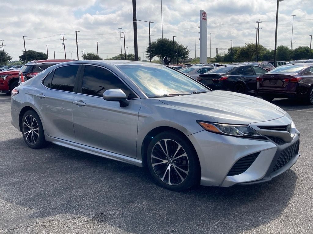 Used 2020 Toyota Camry SE FWD image 2