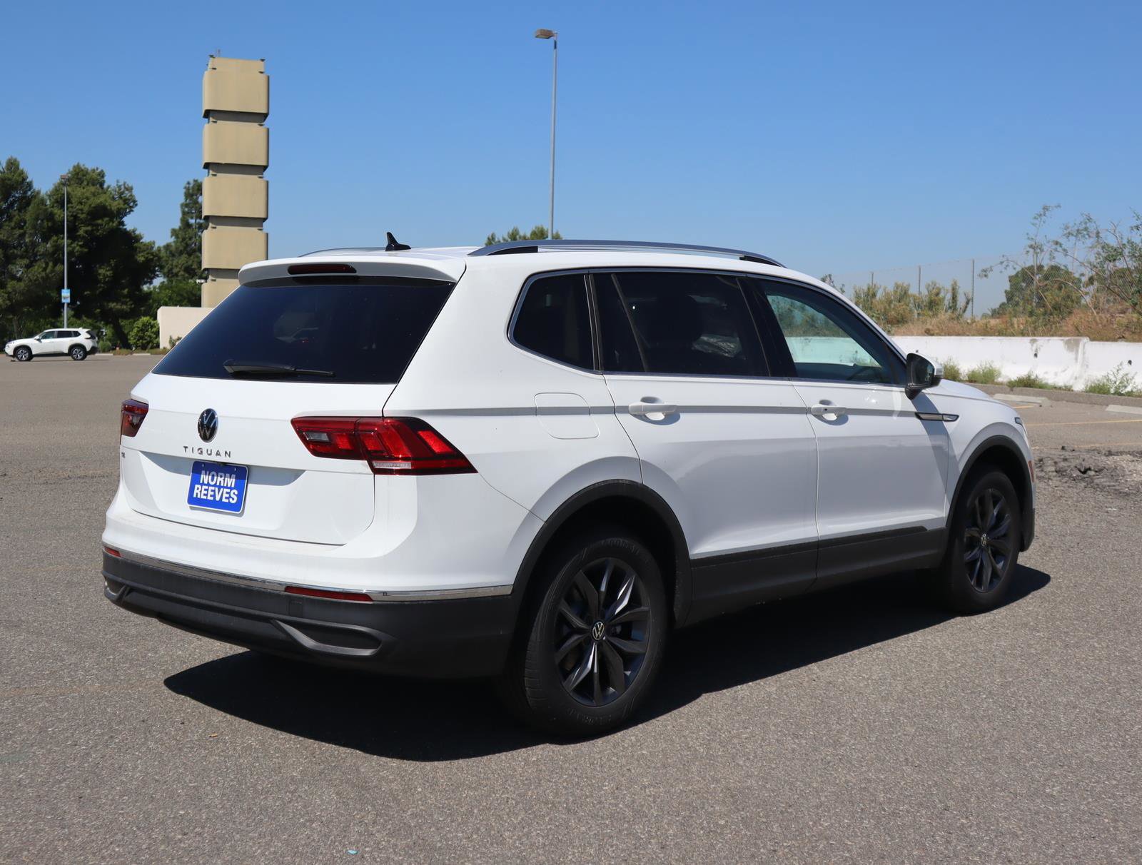New 2024 Volkswagen Tiguan SE w/ Panoramic Sunroof Package FWD image 5