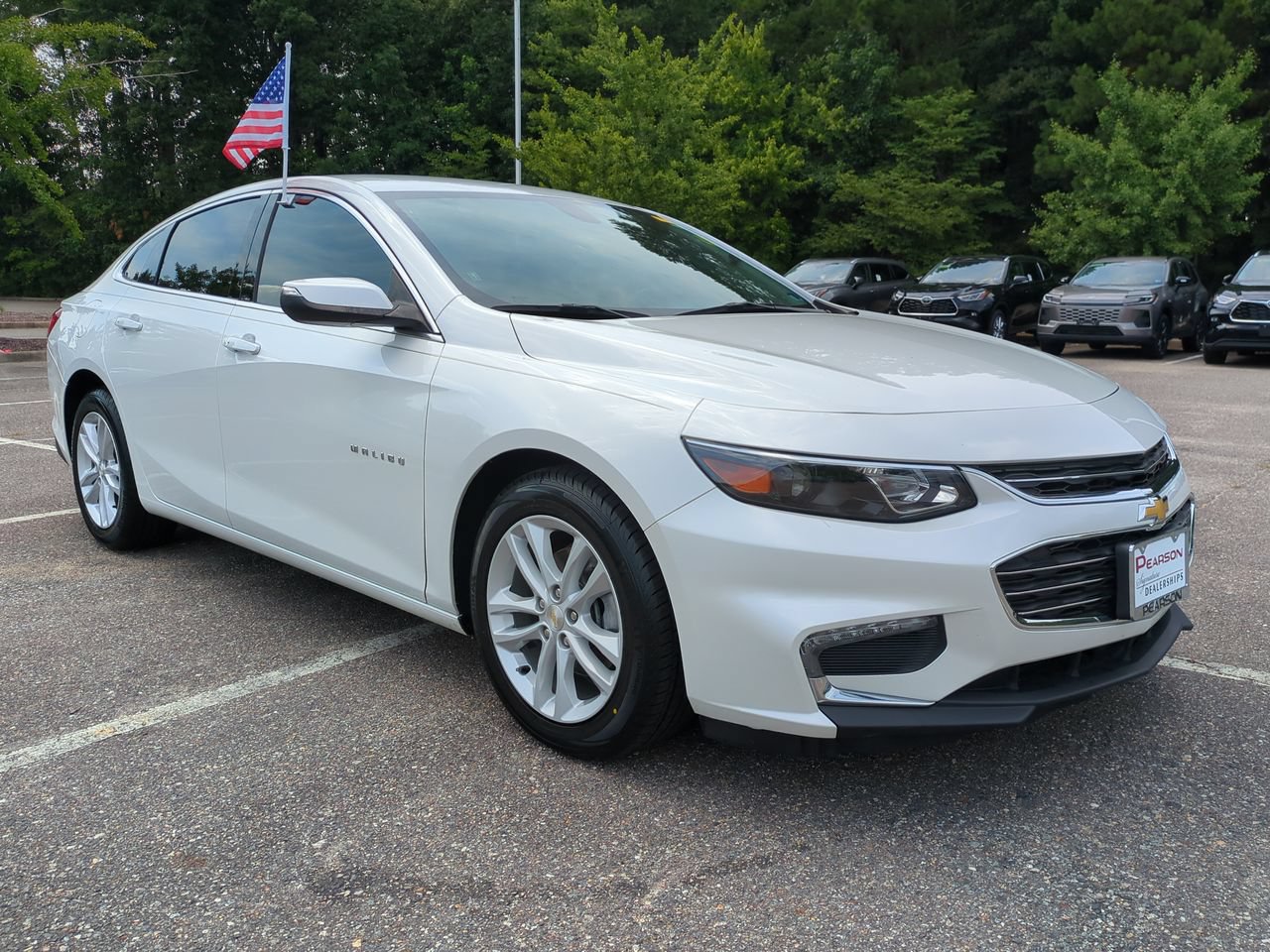Used 2018 Chevrolet Malibu LT FWD image 2