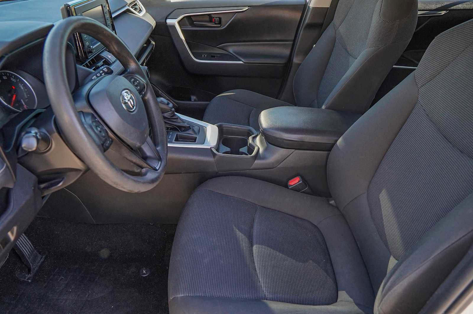 Used 2021 Toyota RAV4 LE image 10