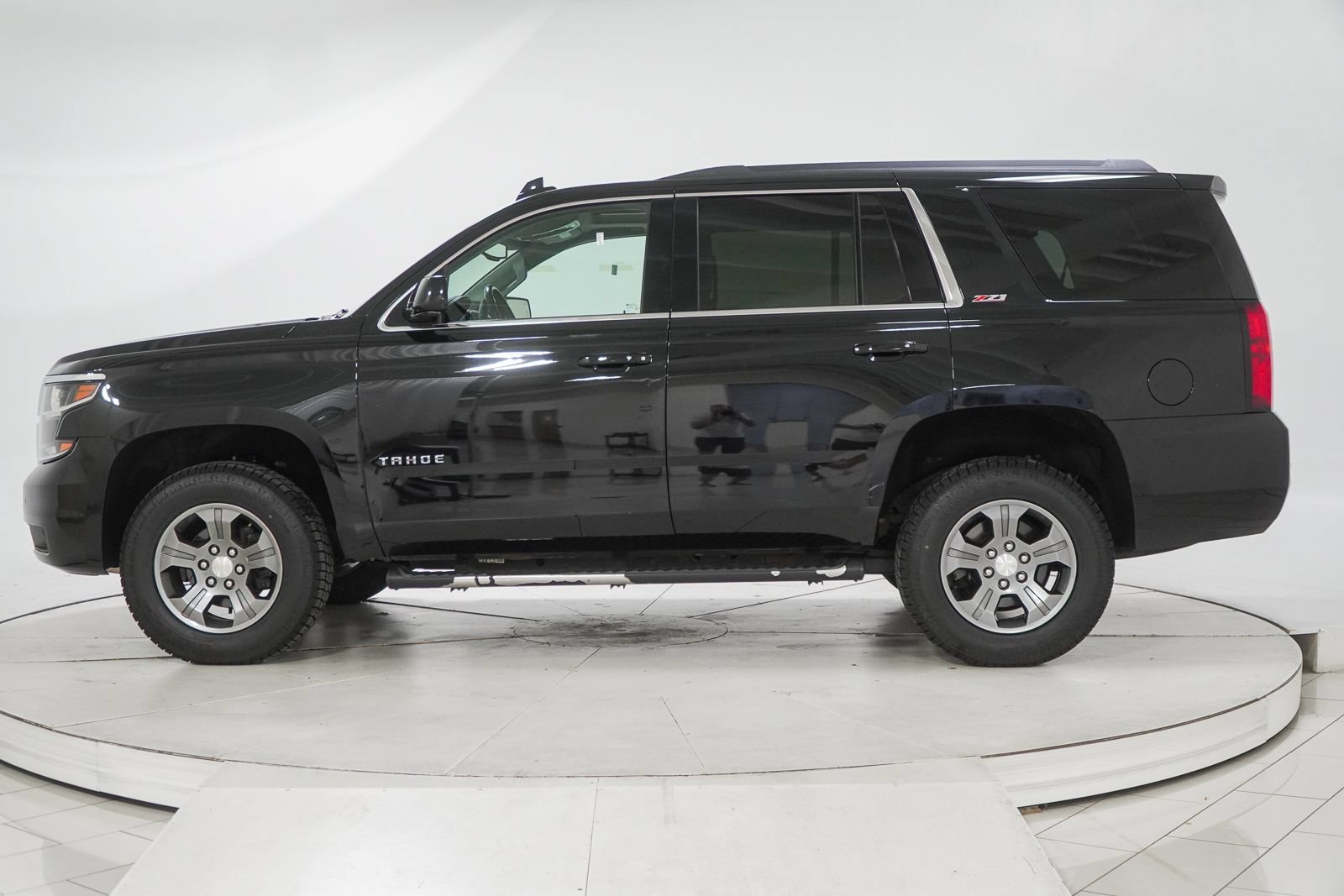 Used 2019 Chevrolet Tahoe LT w/ Luxury Package AWD/4WD image 4