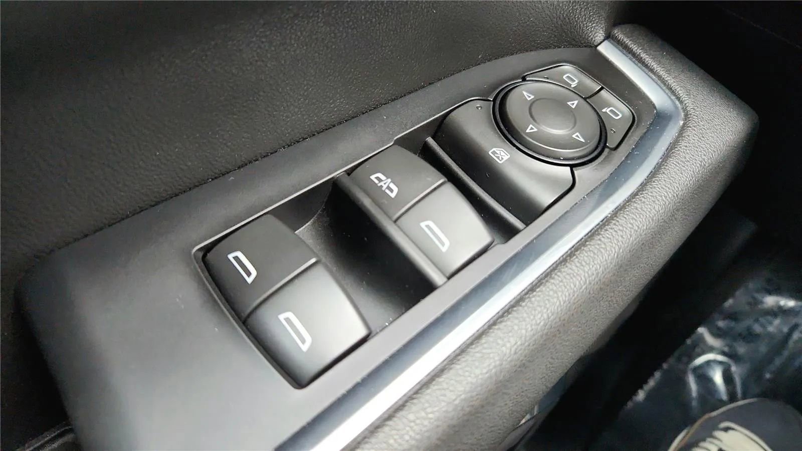 Used 2025 Chevrolet Silverado 2500 LT w/ Convenience Package image 24