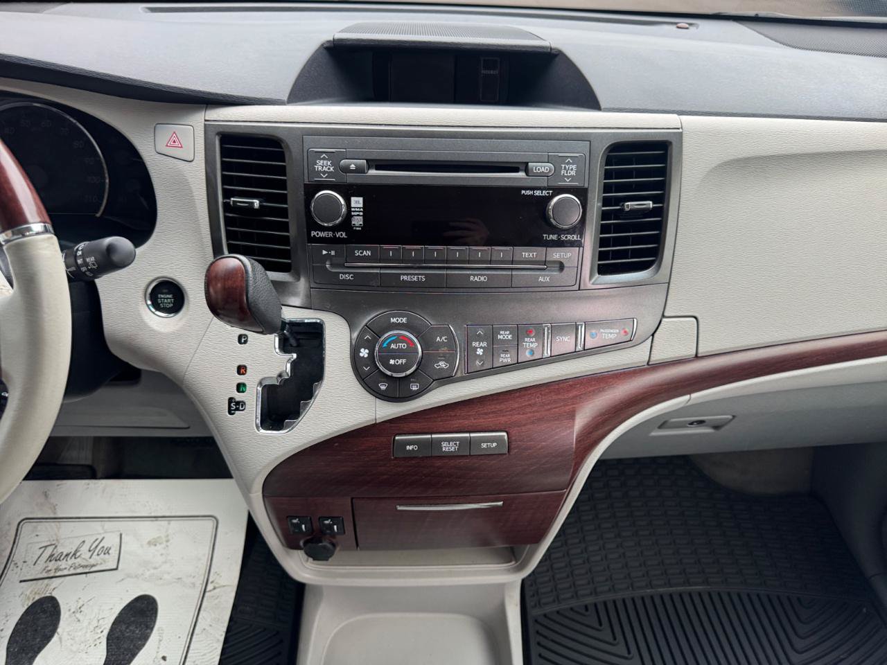 Used 2014 Toyota Sienna Limited w/ Limited Convenience Package FWD image 9