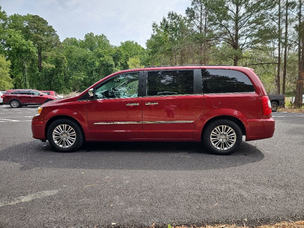 Used 2016 Chrysler Town & Country Touring-L FWD image 8