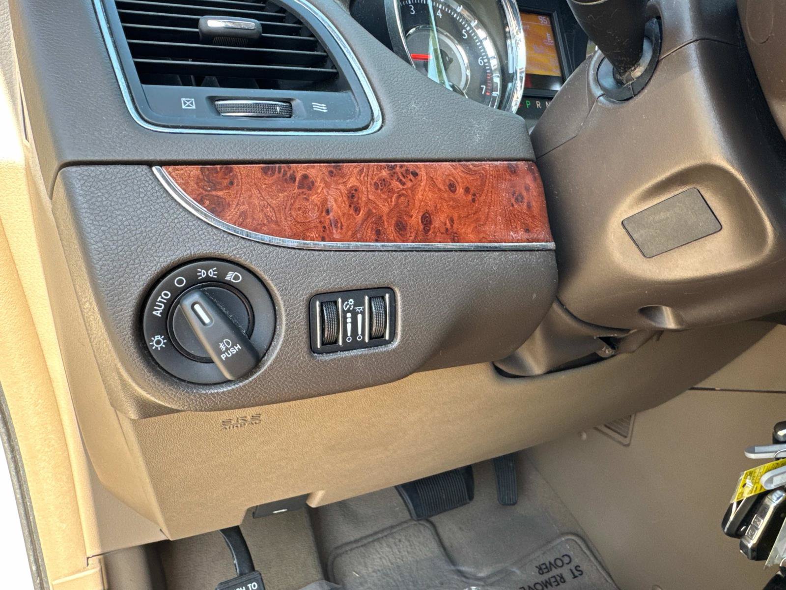 Used 2013 Chrysler Town & Country Touring FWD image 32