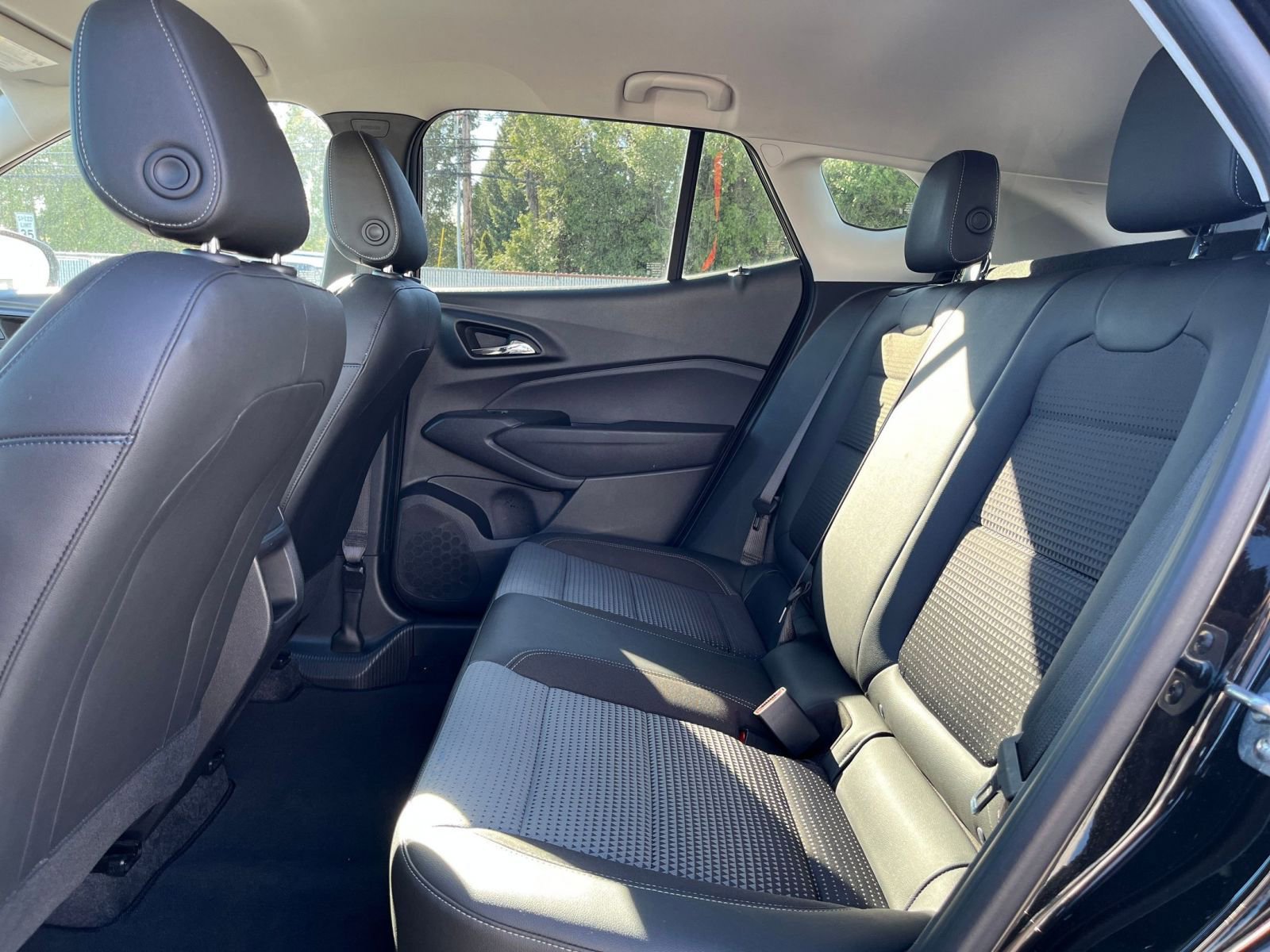Used 2025 Chevrolet Trax LT FWD image 24