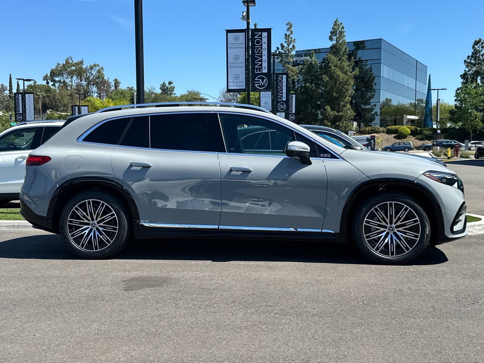 New 2026 Mercedes-Benz EQS 550 4MATIC SUV image 2