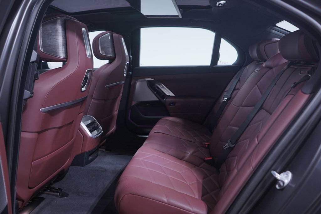 Used 2025 BMW i7 eDrive50 w/ M Sport Package image 9