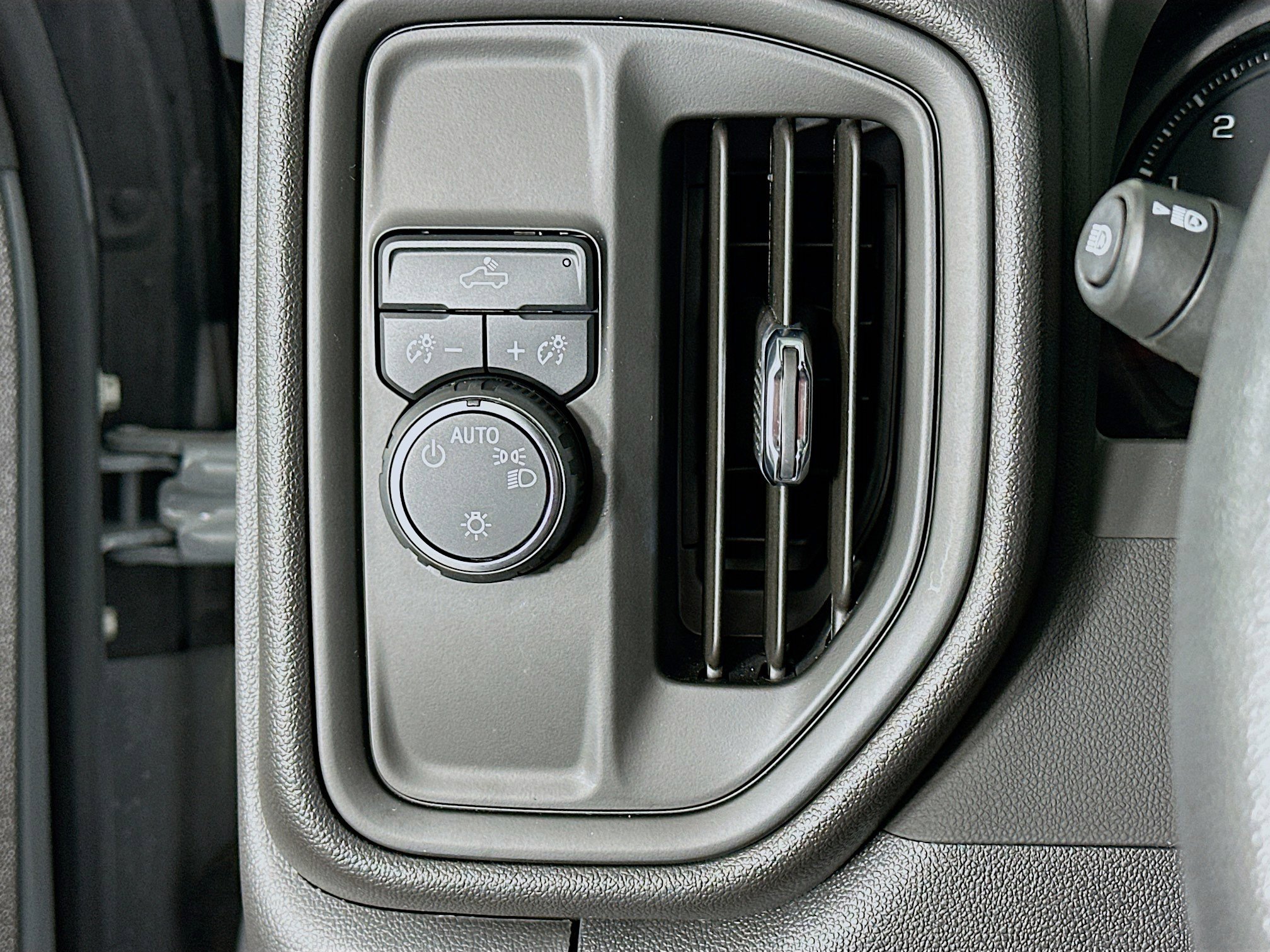 Used 2025 Chevrolet Silverado 1500 Custom image 17