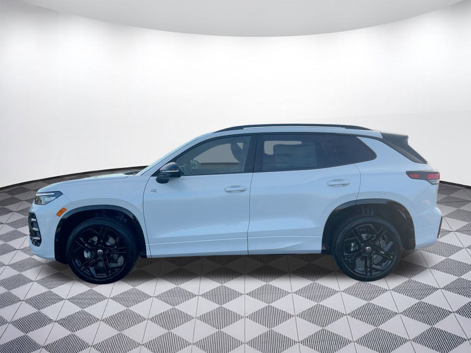 New 2026 Volkswagen Tiguan SE R-Line image 2