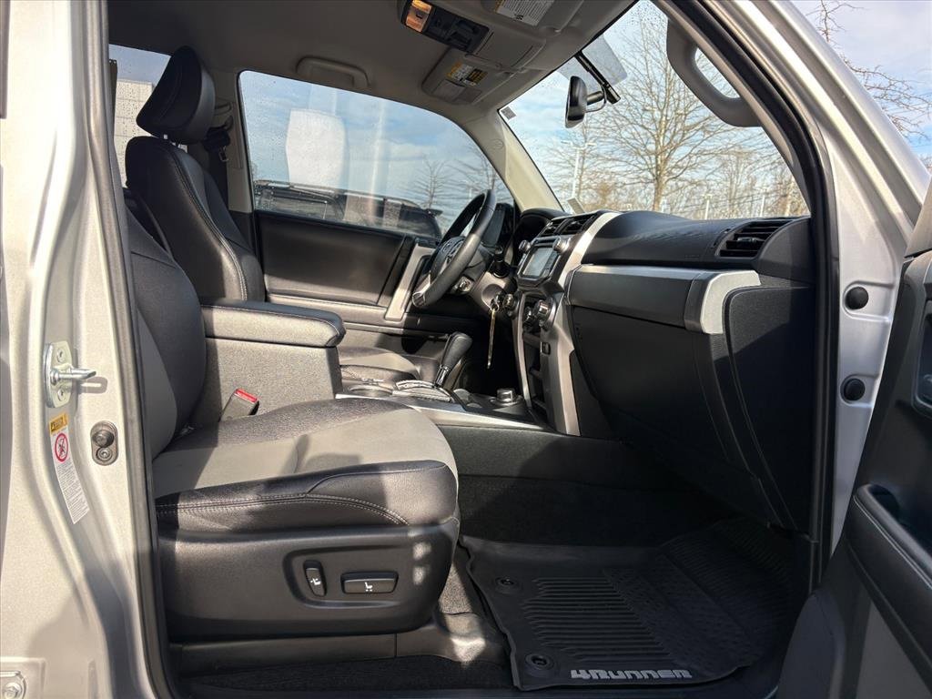 Used 2018 Toyota 4Runner SR5 Premium image 17