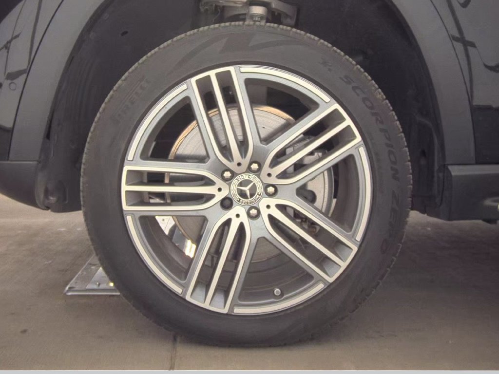 Used 2024 Mercedes-Benz GLS 450 4MATIC image 9