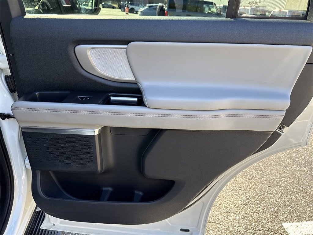 Used 2025 Ford Expedition Active image 18