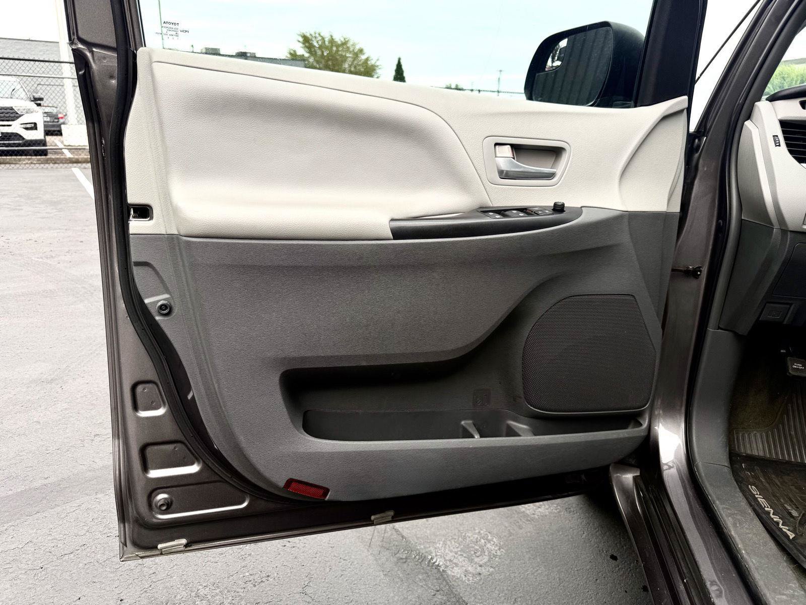 Used 2015 Toyota Sienna LE FWD image 11