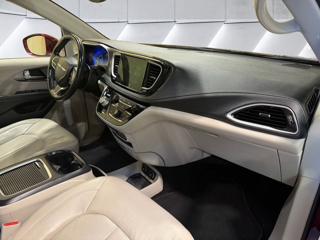 Used 2021 Chrysler Pacifica Touring-L AWD/4WD image 16