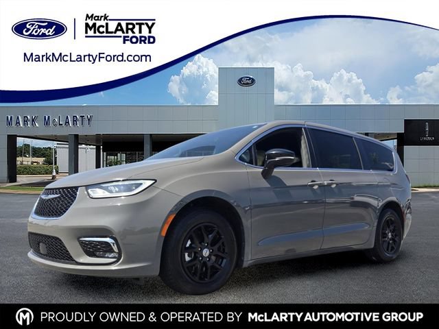 Used 2025 Chrysler Pacifica Select