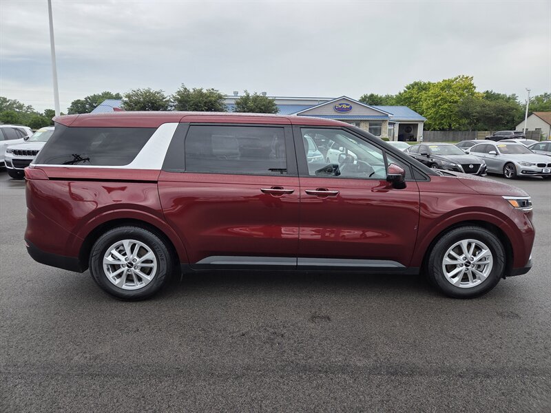 Used 2024 Kia Carnival LX FWD image 2