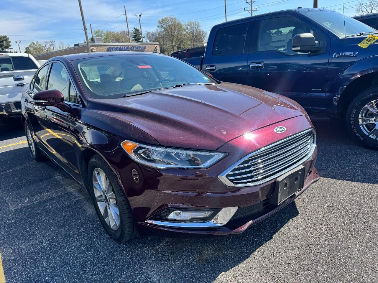 Used 2017 Ford Fusion SE w/ Fusion SE Technology Package image 9